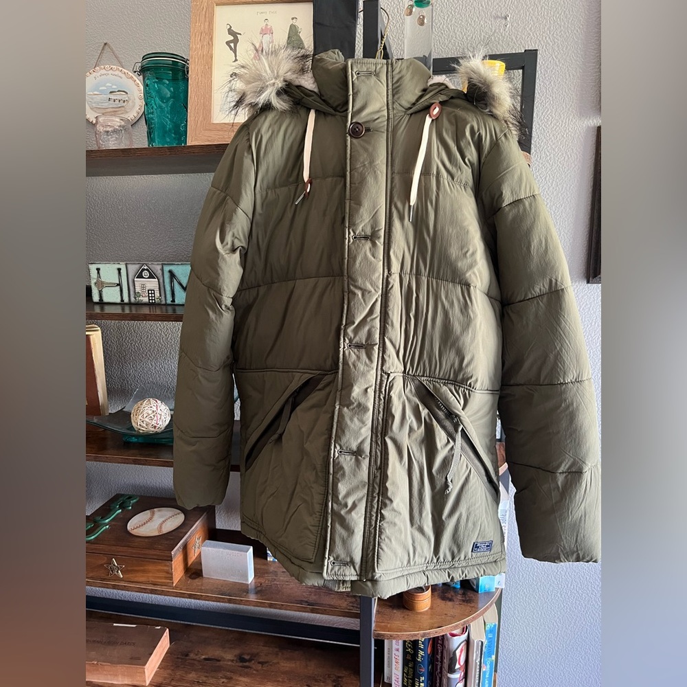 Like New!   Abercrombie and Fitch winter coat.   Warm, Size S, army green.